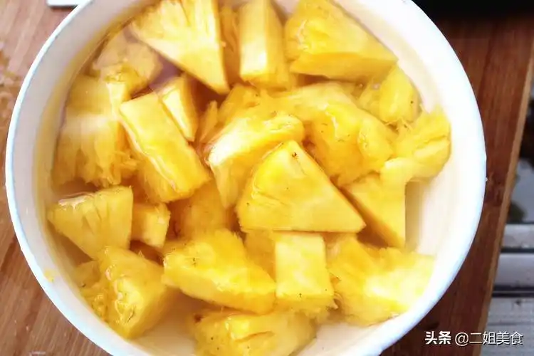 切菠萝很麻烦?教您一招,快速切开菠萝,不用买现成的了