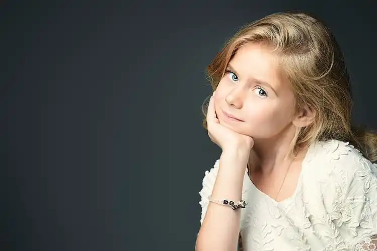 可爱_美_特写_头像_漂亮_小女孩_美女_金发_穿_白人_工作室_高清图片