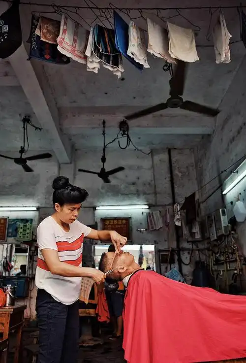 上一页 下一页 作品名称: 顶上功夫  作品描述: 街边老理发店,女剃头