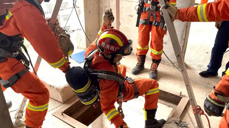 真正的赴汤蹈火直击消防员冬训现场