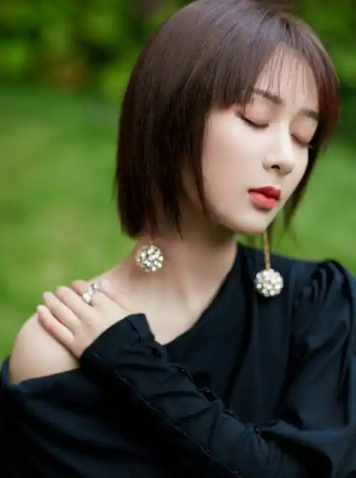 同样是"齐耳短发",杨紫清爽减龄,迪丽热巴让人不忍直视