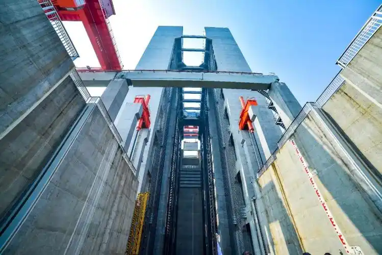 游客们体验三峡升船机 感受到了百米升船电梯的速度 这个夏天 一起