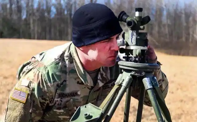 迫击炮是如何瞄准目标的不借助瞄准设备能打准么