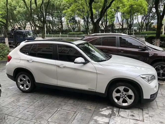 宝马x1白色 侧 0519.jpg