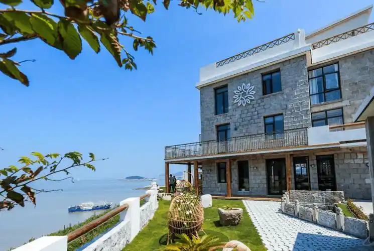 "海空下的院子"民宿位于温岭市石塘镇洞下沙滩南入口,这里是中国大陆