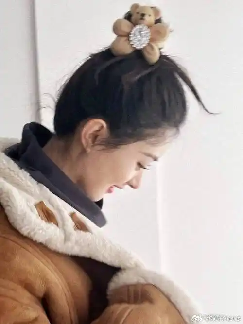 赵丽颖自己扎的丸子头