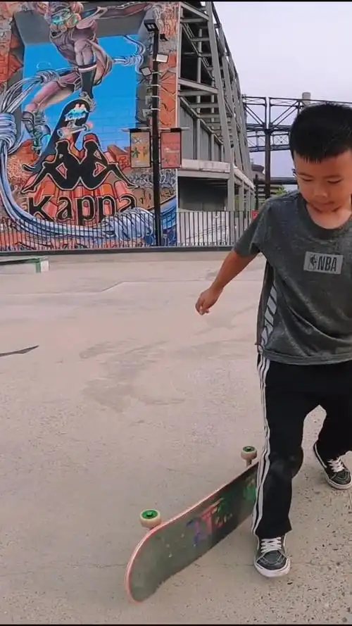 岁自学滑板动作小乱 北京火锅滑板