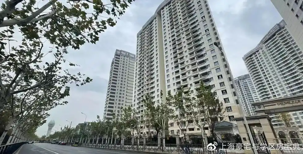 三期更靠卢浦大桥方向,徐汇滨江标志性建筑灯塔,站在马路上就能看到.