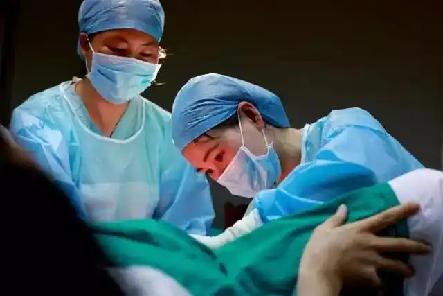 产房一进去冷得像太平间,里面遍布着各种各样的仪器