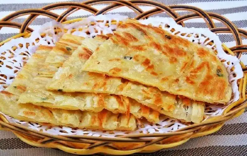 东北农村大铁锅烙出的葱花大饼,再配上甩袖汤,来客人的最高礼遇