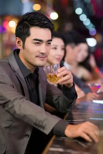 年轻男子在酒吧喝酒