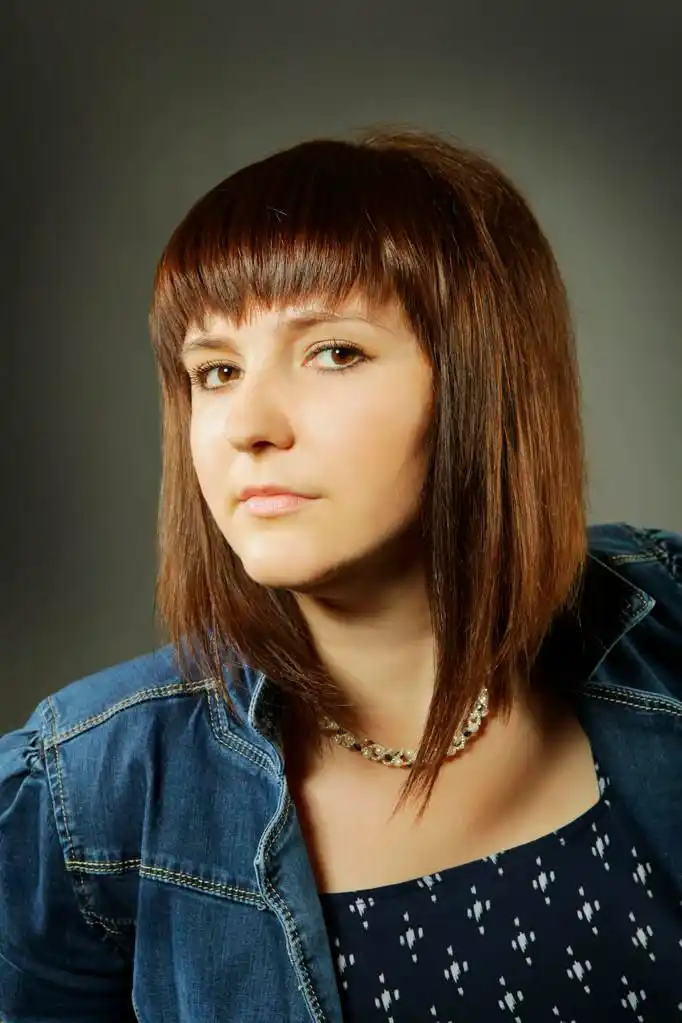 脸上的棕色眼睛的女孩