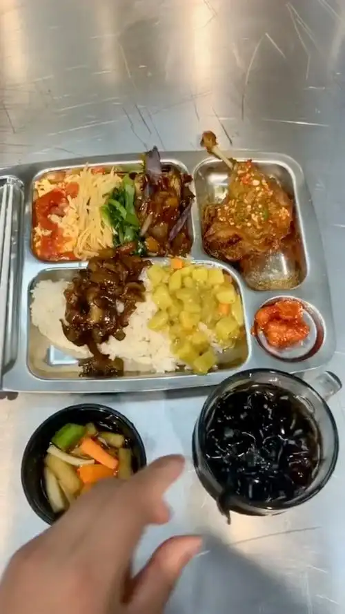 晒一下我们厂的工作餐,真的太丰盛了,大家不要羡慕啊!