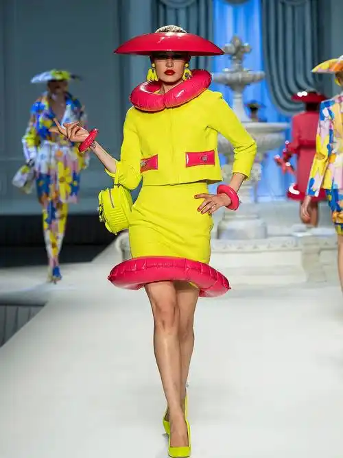 10种"奇葩"时装周造型:瓷砖,火腿肠,救生圈,干草堆交替上身_设计_衣服