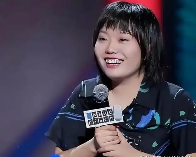 一张照片彻底戳穿了李雪琴的实力她可不止是北大才女