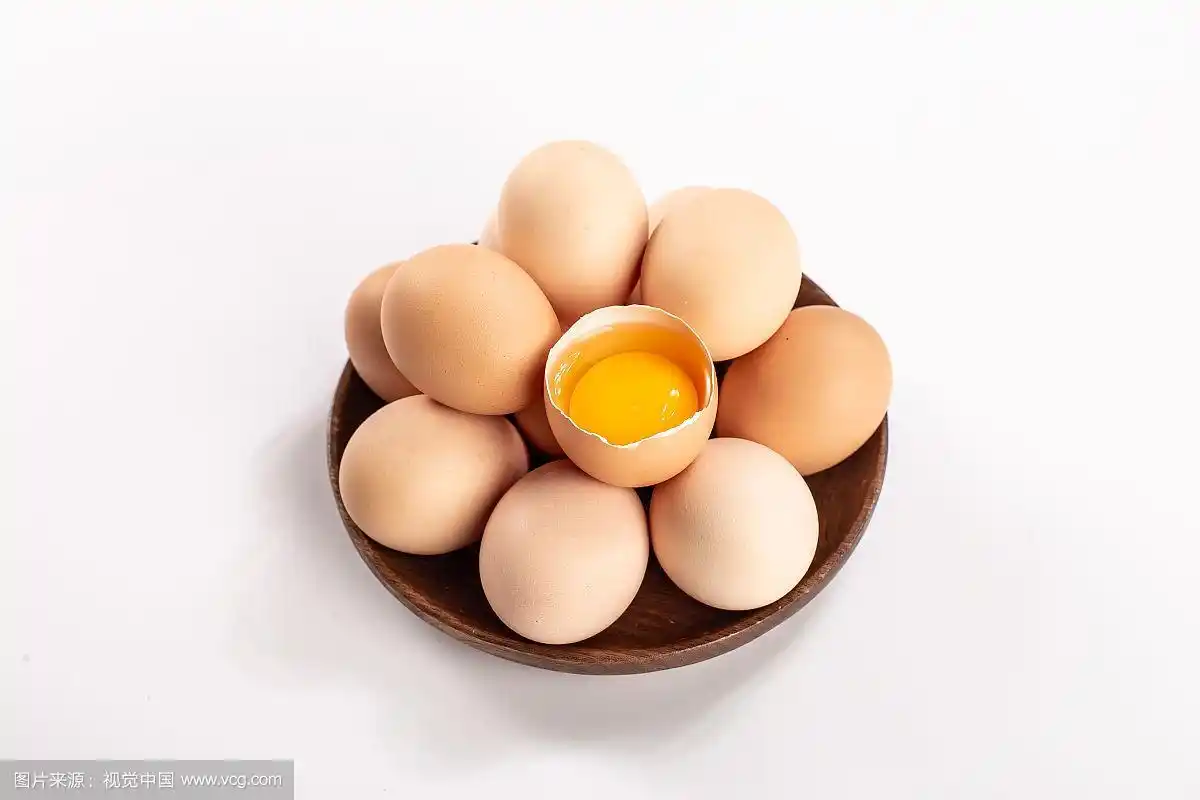 满满一盘新鲜鸡蛋放在白底背景上
