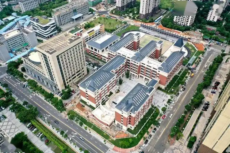 珠海市凤凰中学 凤凰中学是一所全日制公办初级中学,于2020年8
