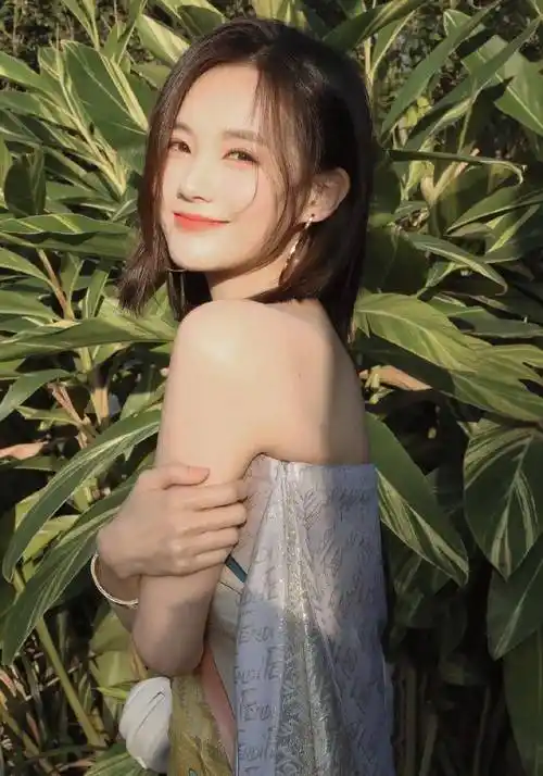 回眸一笑百媚生盘点笑容甜美且具有感染力的6位女明星第二季