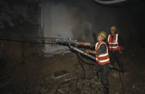 超前小导管钻孔施工.