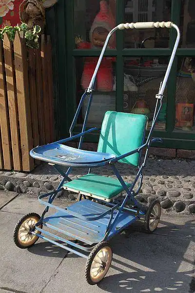 80年代怀旧收藏电影道具老物件古董复古老款婴儿手推车可折叠的图片