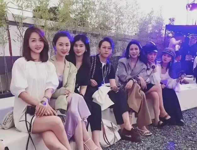 温州一群白富美富婆杨府山时尚大秀