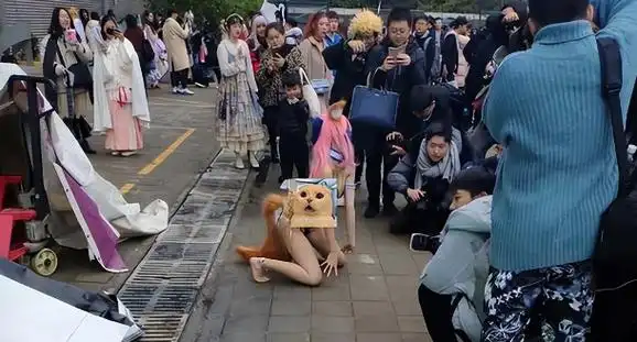 漫展不忍直视的"真空事件"登上热搜:女孩,你的底线究竟在哪?