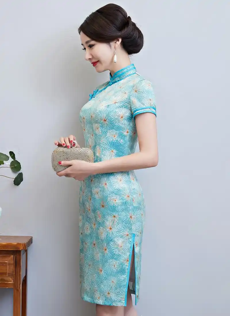 水蓝色中长款旗袍裙,面料轻薄凉爽,尽显婀娜多姿迷人身材