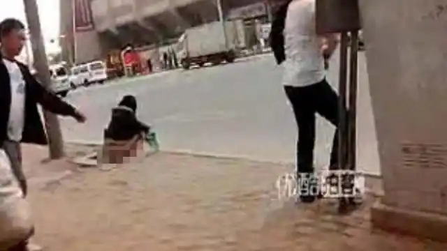 豪放女没遮没掩当街大便