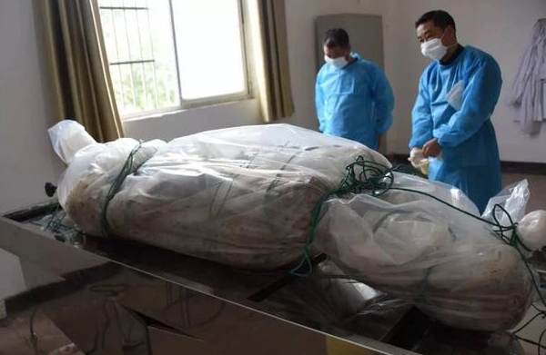 一具尸体突然睁开眼睛光着身体在停尸房乱跑吓坏一群医学生