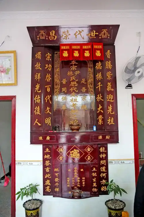 湖南新宁:农民堂中供祖宗土地,拜祖敬土,你猜是哪个民族?