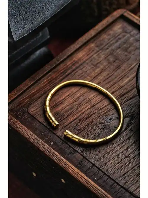 古董老黄金,能买到一个老金镯是难能可贵的,足赤黄金在那个年代绝对是