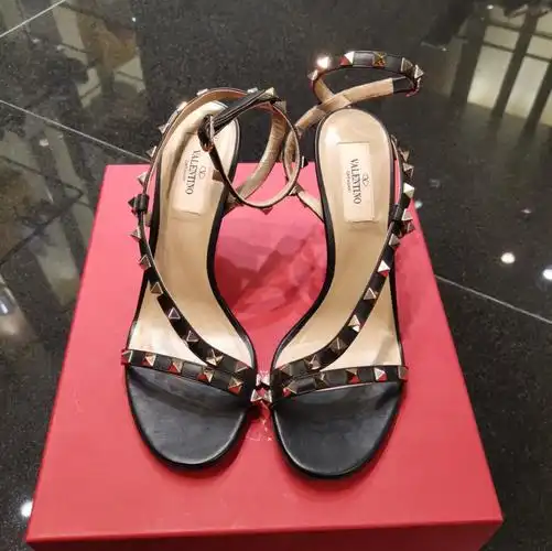 华伦天奴黑色跟鞋心动价①④⑧0速度