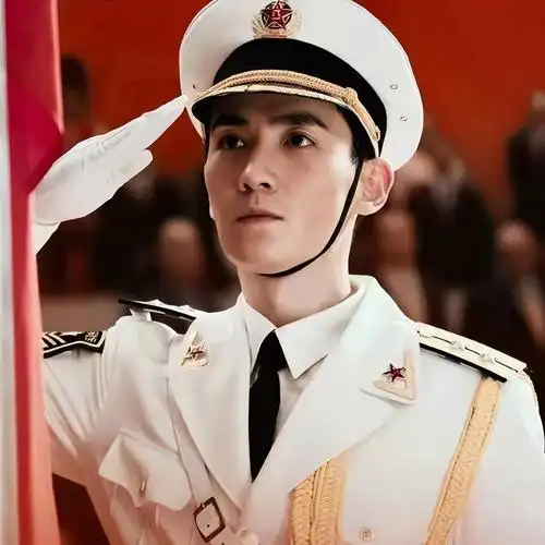 不多给他一点戏份,而在《我和我的祖国》中,他饰演了一名海军护旗手