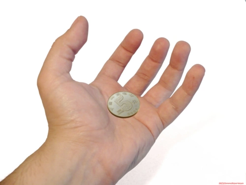 刚捡到的五毛钱硬币,谁丢的?交给版主吗?