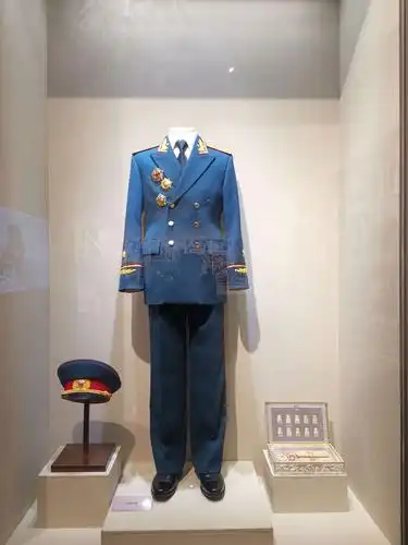 这是元帅服及帽徽,领徽,肩章.