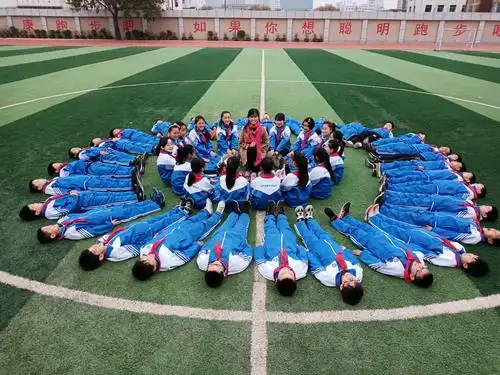 盐化小学五二班的创意集体照