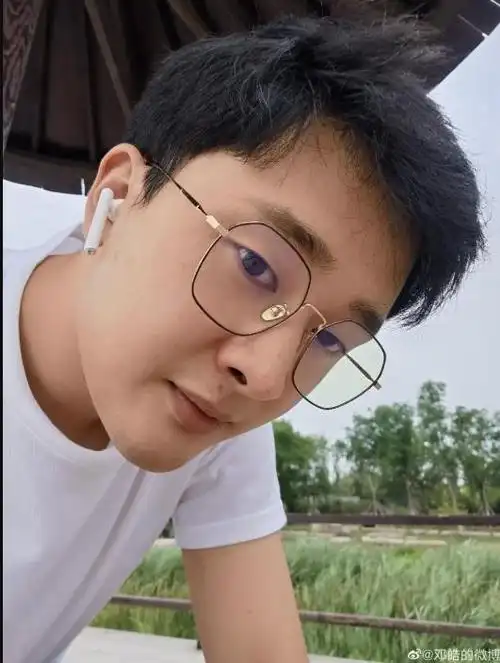 正是青春璀璨时夏天是谁的儿子?正是青春璀璨时夏天扮演者邓皓图片