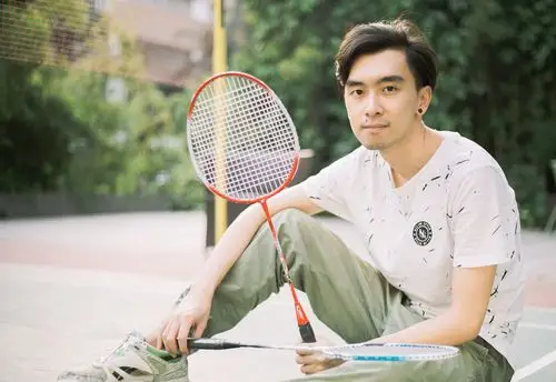 羽毛球少年