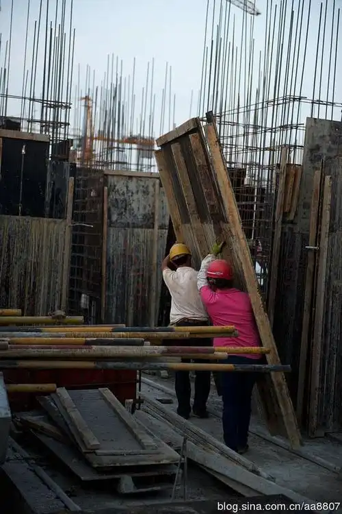 在工地上班的农民工大工小工到底有多累心疼