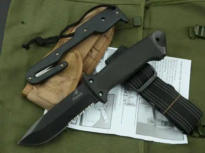 戈博刀具公司原来是生产厨刀的,二战期间转产军用刀大获成功受到士兵