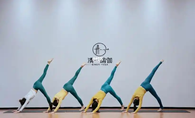 集体瑜伽照女人一定要学瑜伽