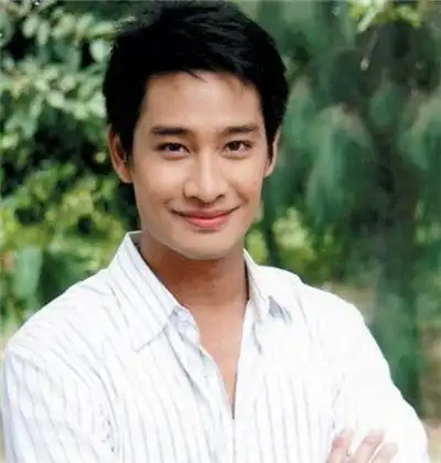 【图】泰国明星pong图片帅气十足 其现实中妻子是谁?