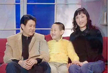 后来现任妻子李东红相遇了陈忠和,曾经还是陈忠和的队友,两人还有过一