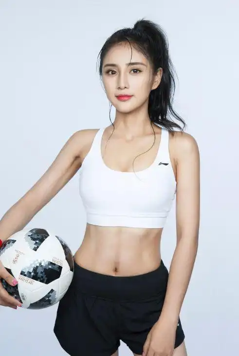 世界杯决赛热度不减韦雨彤被评明星足球宝贝