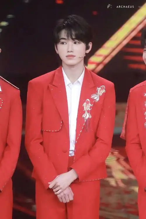 宋亚轩《直通春晚》 舞台饭拍~ 一身红色西装端正又帅气……_高清图集