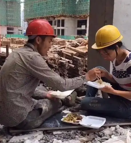 老婆你辛苦了,给你揉揉肩膀拍拍手臂,谢谢你无怨无悔的付出,为了我们