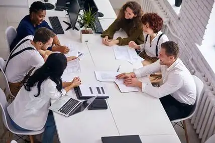 在工作繁忙的女商人图片