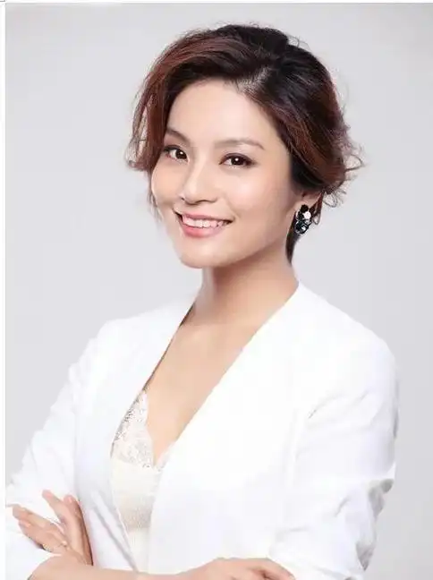 孟盛楠央视中秋女神连续9年主持中秋晚会气质长相不输董卿