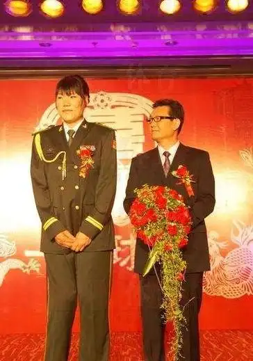 中国女巨人郑海霞和老公近照