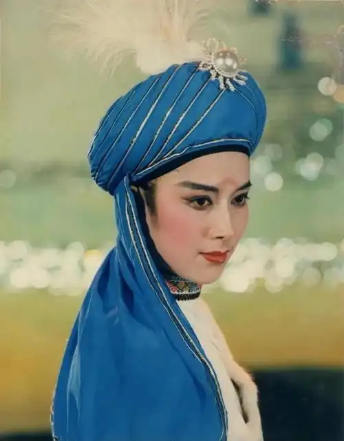 说起茅威涛,她应该是据目前为止,越剧史上,最具有争议的一个演员,当别